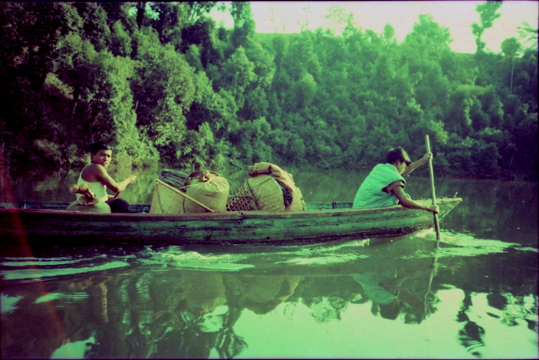 Canoe trip across Begnas Tal