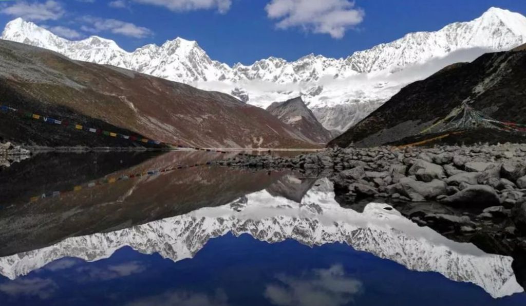 Cho Oyu, Gyachung Kang and peaks above head of Gokyo Valley