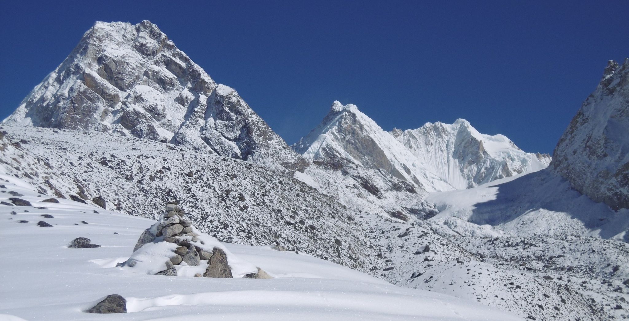 Kangchung Peaks on approach to Cho La