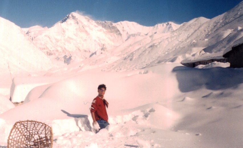 Nima excavating tent after snowstorm at Gokyo