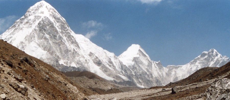 Pumori ( 7161m ), Lingtren ( 6697m ) and Khumbutse ( 6640m ) on route to Kallar Pattar