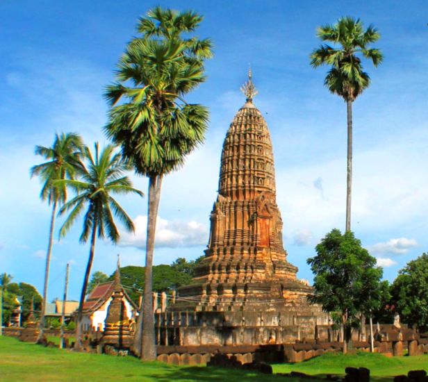 Wat Phra Si Rattana Mahathat Chaliang in Si Satchanalai Historical Park in Northern Thailand